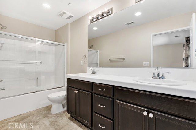 Detail Gallery Image 27 of 38 For 14665 Sherman Way, Van Nuys,  CA 91405 - 3 Beds | 3 Baths