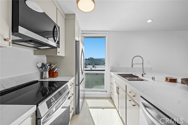 404 Hermosa Avenue, Hermosa Beach CA: https://media.crmls.org/medias/1ad8a07d-a3d6-4f40-9e19-6d50626ad5ba.jpg