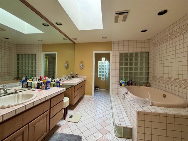 Detail Gallery Image 17 of 28 For 715 N Lariat, Long Beach,  CA 90815 - 3 Beds | 3 Baths