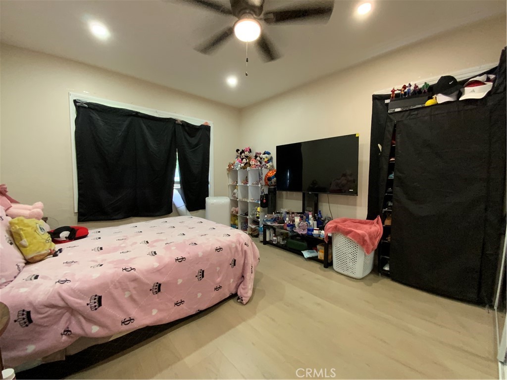 https://media.crmls.org/medias/1adc7975-6620-46a4-aeb7-db4d06f884c9.jpg?preset=X-Large