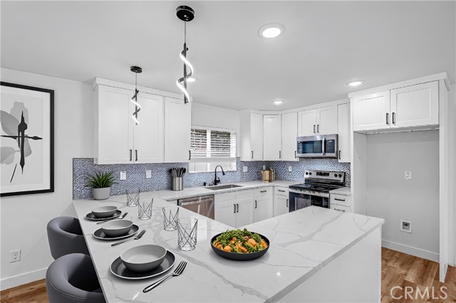 Detail Gallery Image 3 of 25 For 20302 Oxnard, Woodland Hills,  CA 91367 - 3 Beds | 2/1 Baths