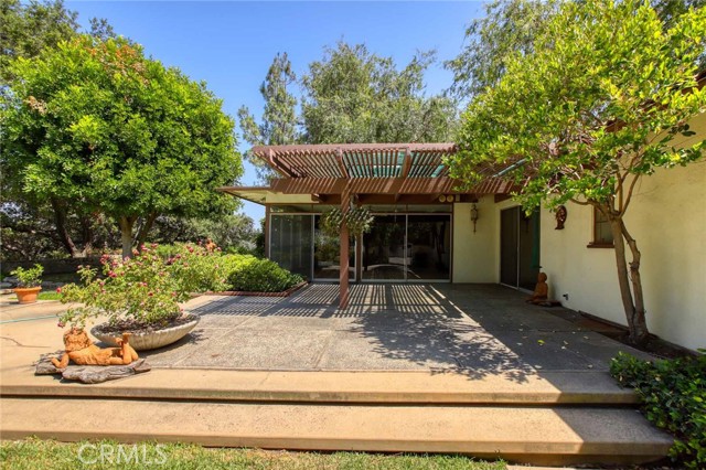1075 Pine Oak Lane, Pasadena CA: https://media.crmls.org/medias/1ae12167-bb1d-4e79-8fc0-d152363fcb36.jpg