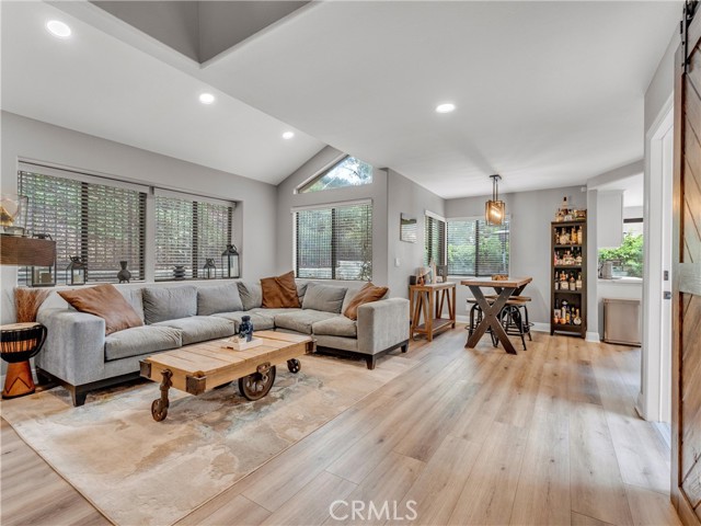 Detail Gallery Image 6 of 54 For 29729 Strawberry Hill Dr, Agoura Hills,  CA 91301 - 3 Beds | 3 Baths