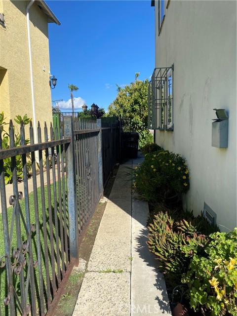 Detail Gallery Image 18 of 20 For 2115 W 102nd, Los Angeles,  CA 90047 - – Beds | – Baths