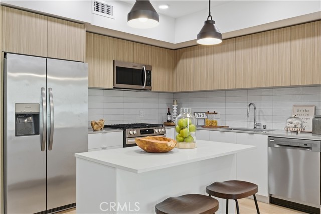 Detail Gallery Image 3 of 12 For 12078 Guerin St #201,  Studio City,  CA 91604 - 2 Beds | 2 Baths