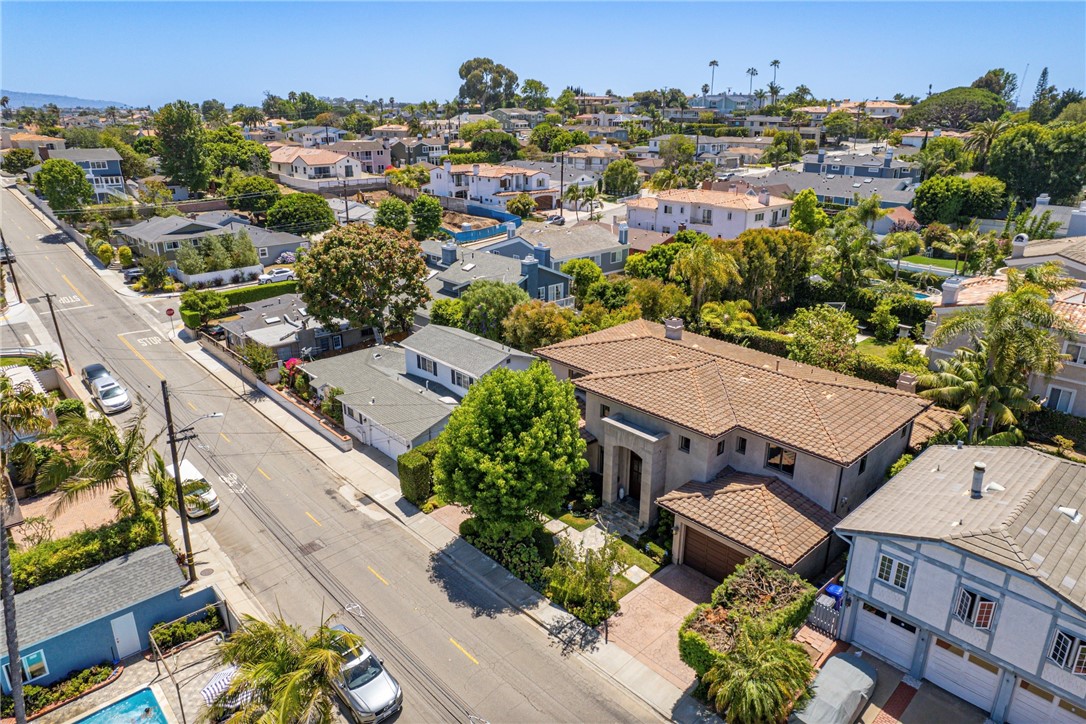 207 S. Redondo Ave, Manhattan Beach, California 90266, 5 Bedrooms Bedrooms, ,5 BathroomsBathrooms,Residential,Sold,S. Redondo Ave,SB22136614