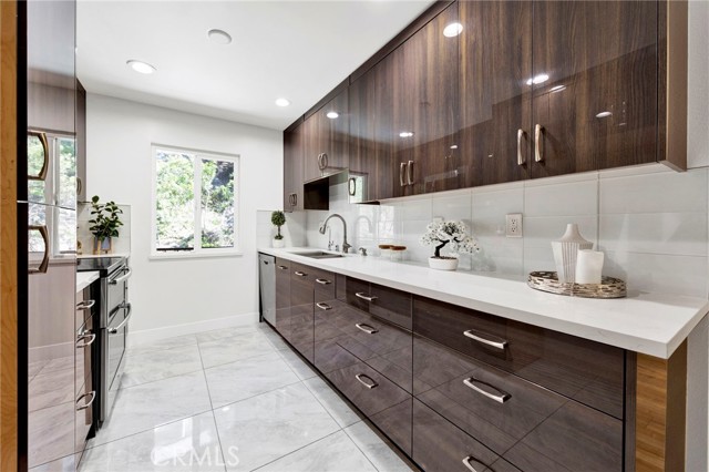 Detail Gallery Image 10 of 31 For 1935 Alpha Rd #112,  Glendale,  CA 91208 - 3 Beds | 2 Baths