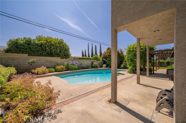 964 N Entrada Way, Glendora CA: https://media.crmls.org/medias/1ae7cc80-504c-4dc4-b423-bea27e64b3f6.jpg