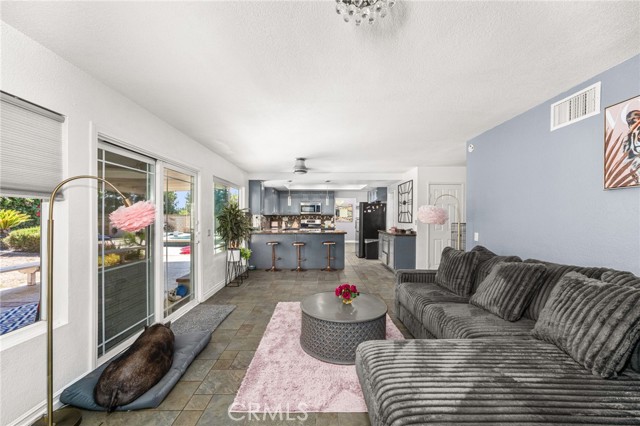 245 Cottonwood Avenue, Riverside CA: https://media.crmls.org/medias/1ae920ec-5961-4f0f-a995-07d1fd1d52a1.jpg