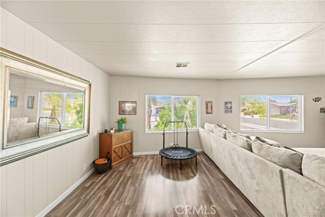 Detail Gallery Image 12 of 60 For 2964 Silver Oak Way, Hemet,  CA 92545 - 3 Beds | 2 Baths