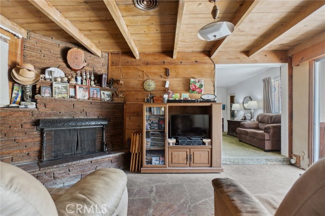 319 E Deodar Street, Ontario CA: https://media.crmls.org/medias/1aea8abb-b1ed-433f-8c6b-59823048e882.jpg
