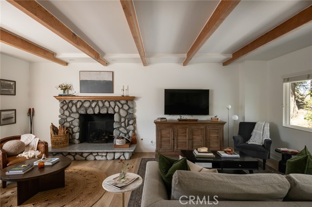 Detail Gallery Image 4 of 28 For 231 Crest Cir, Lake Arrowhead,  CA 92352 - 4 Beds | 2/1 Baths