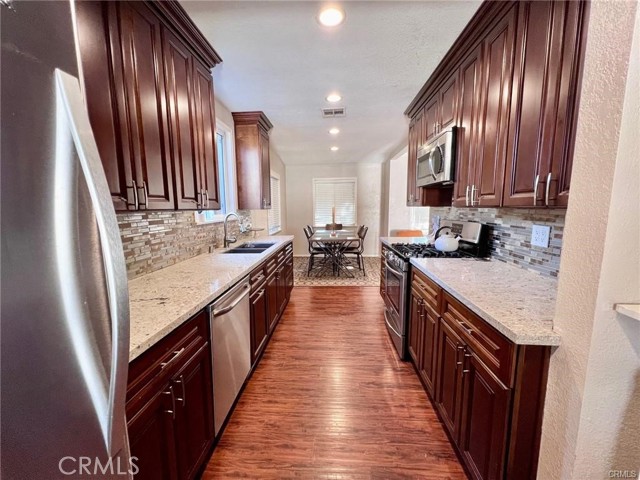 Detail Gallery Image 14 of 30 For 6944 Aura Ave, Reseda,  CA 91335 - 3 Beds | 2 Baths