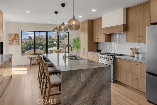Front Image Thumbnail for CRDW26166177