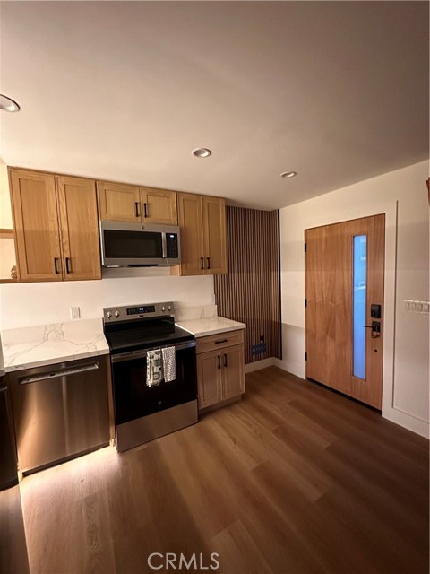 Detail Gallery Image 3 of 9 For 21054 Runnymede St, Canoga Park,  CA 91303 - 1 Beds | 1 Baths