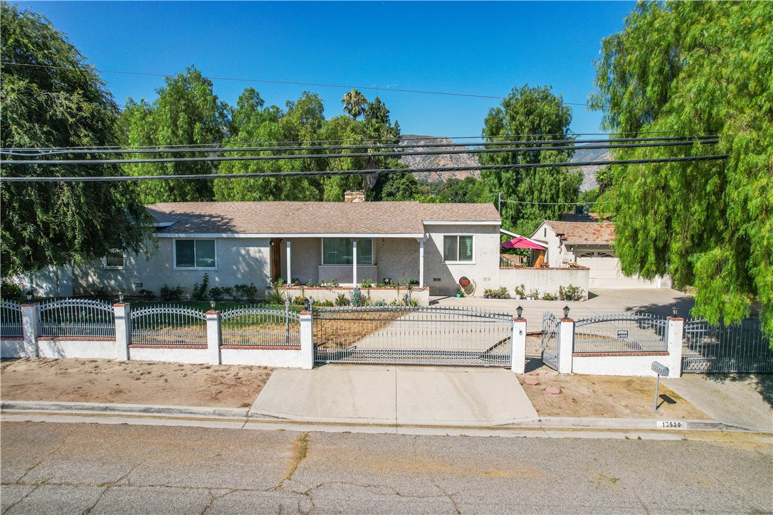 Detail Gallery Image 8 of 35 For 13520 Fenton Ave, Sylmar,  CA 91342 - 4 Beds | 3 Baths