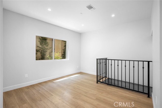 Detail Gallery Image 10 of 33 For 357 Harvey Dr #101,  Glendale,  CA 91206 - 4 Beds | 2/1 Baths
