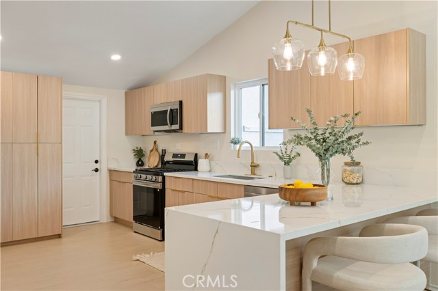 Detail Gallery Image 10 of 28 For 18640 Kimbrough St, Canyon Country,  CA 91351 - 3 Beds | 2 Baths