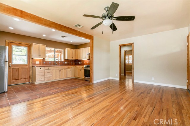 10630 Samoa Avenue, Tujunga CA: https://media.crmls.org/medias/1af9017d-c3e3-4949-bf46-186d471c4eee.jpg
