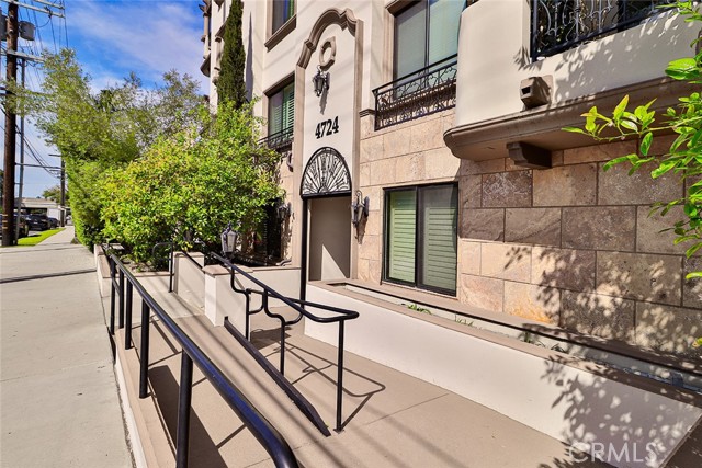 Detail Gallery Image 3 of 49 For 4724 Kester Ave #404,  Sherman Oaks,  CA 91403 - 3 Beds | 2 Baths