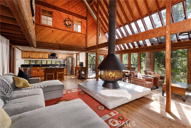 1370 Calgary Drive, Lake Arrowhead CA: https://media.crmls.org/medias/1afbe885-b054-40c9-8d17-2e4e2889d1cf.jpg