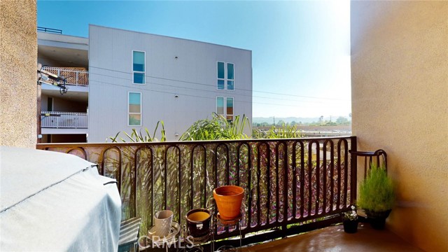 Detail Gallery Image 9 of 37 For 4821 Bakman Ave #405,  North Hollywood,  CA 91601 - 3 Beds | 2 Baths