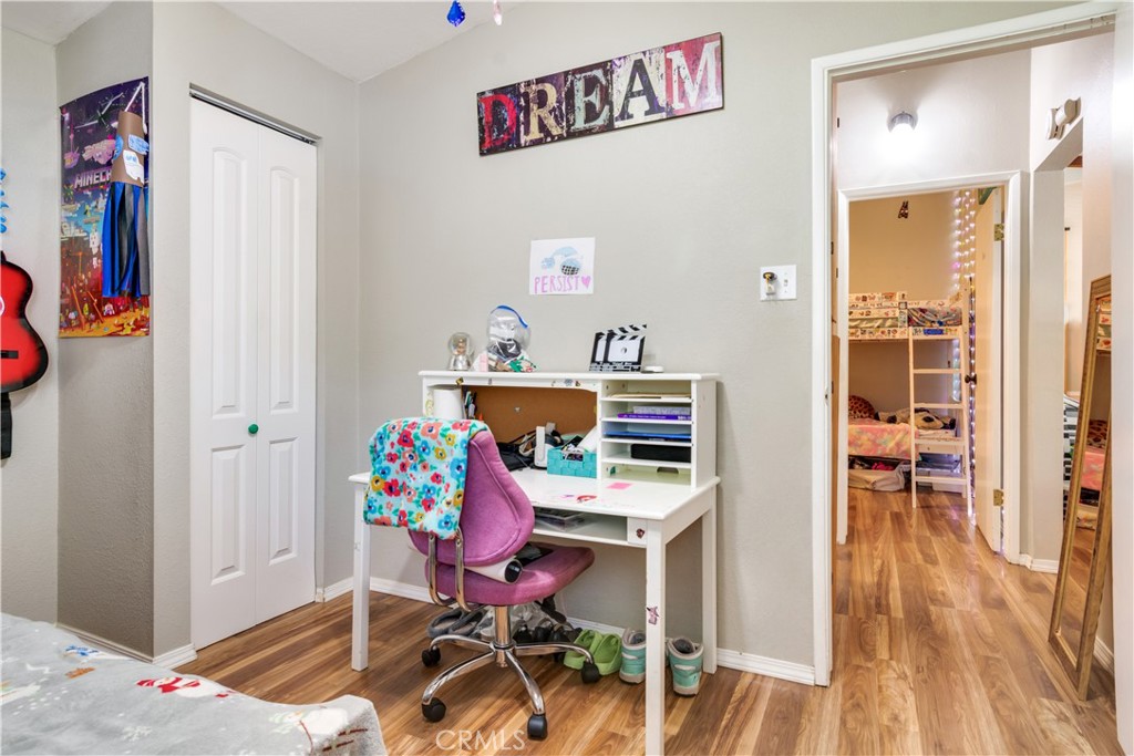 https://media.crmls.org/medias/1b00f7a2-a023-4020-8d66-2700d81b9103.jpg?preset=X-Large