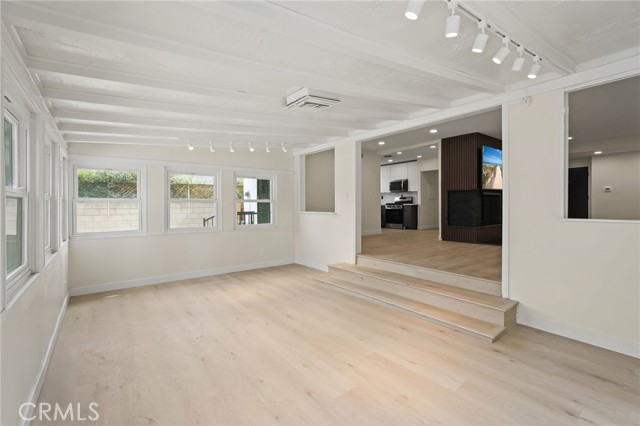 Detail Gallery Image 5 of 37 For 6556 Corbin Ave, Reseda,  CA 91335 - 4 Beds | 2 Baths