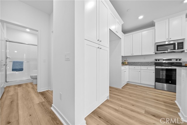Detail Gallery Image 6 of 28 For 9423 N Sepulveda Blvd. #2,  North Hills,  CA 91343 - 3 Beds | 3 Baths