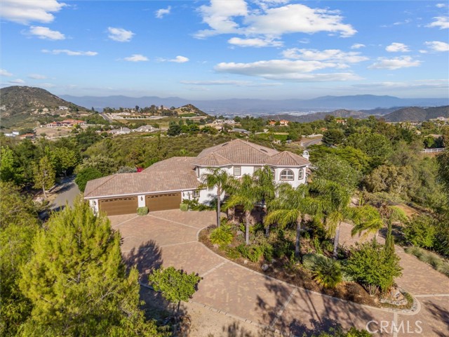21100 Paseo Montana, Murrieta CA: https://media.crmls.org/medias/1b0853b8-21a0-4737-ac69-09af96c3da6b.jpg