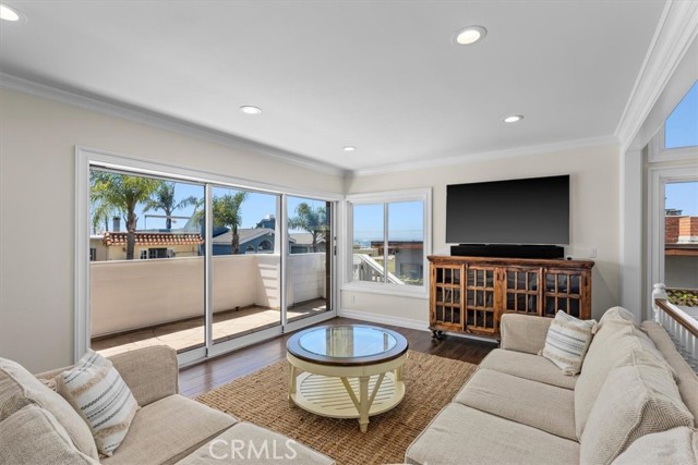 Detail Gallery Image 4 of 32 For 835 19th St, Hermosa Beach,  CA 90254 - 4 Beds | 3 Baths