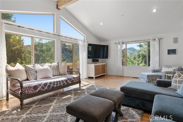 1733 Arteique Rd, Topanga CA: https://media.crmls.org/medias/1b096fe9-edeb-4e17-aabf-62ebdaa3aee1.jpg