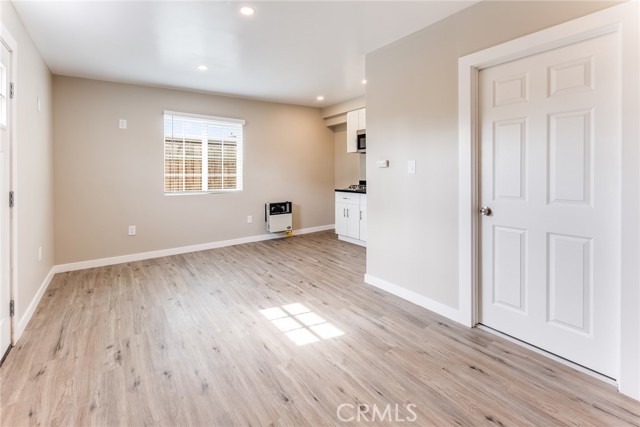 Detail Gallery Image 6 of 14 For 12008 Roscoe Blvd, North Hollywood,  CA 91605 - 0 Beds | 1 Baths