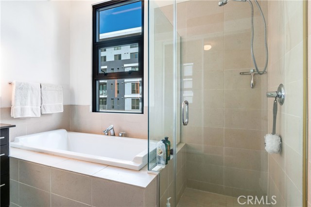 Detail Gallery Image 14 of 31 For 133 N Promenade #428,  Long Beach,  CA 90802 - 1 Beds | 2 Baths