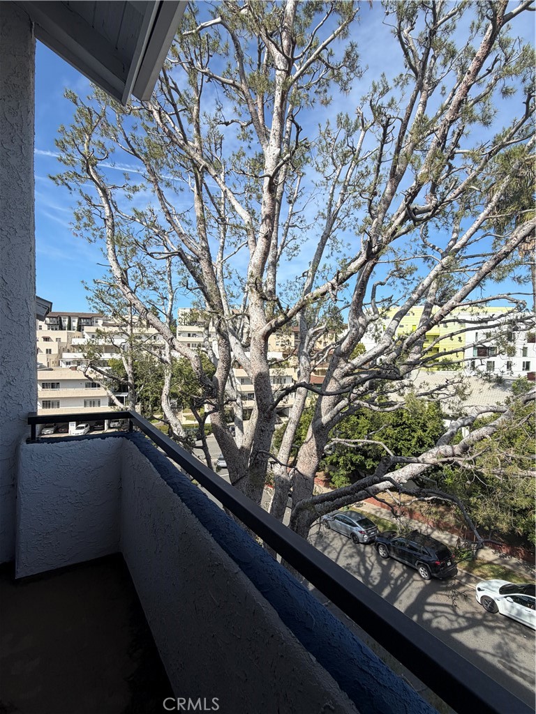 https://media.crmls.org/medias/1b0a76f3-9afe-4ed2-81cd-d59729d09d6f.jpg?preset=X-Large