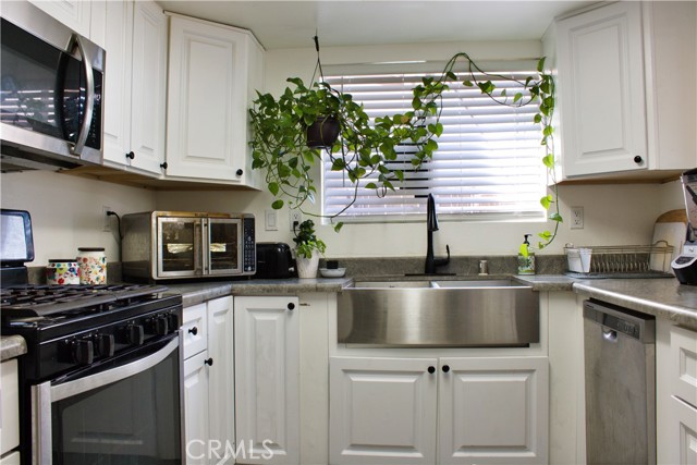 Detail Gallery Image 3 of 12 For 4504 Apricot Rd a,  Simi Valley,  CA 93063 - 3 Beds | 2/1 Baths