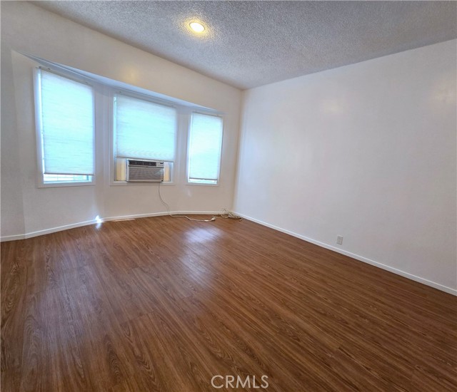 3033 N Main Street, Los Angeles CA: https://media.crmls.org/medias/1b0e2350-83cf-45e0-ab98-9d24910bf217.jpg