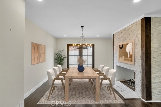 Virtually staged dining