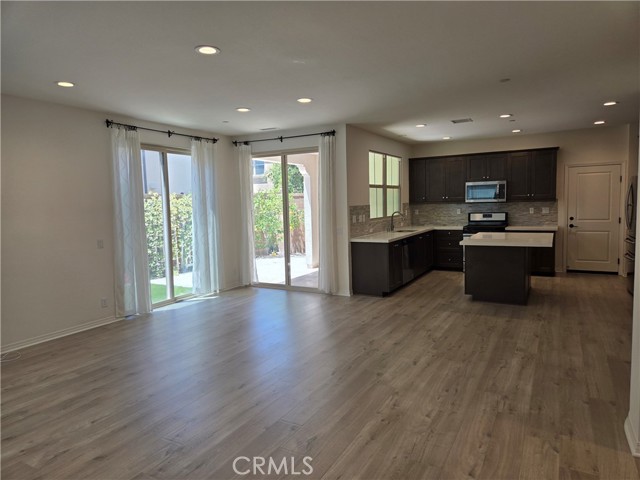 Detail Gallery Image 3 of 30 For 93 Henson, Irvine,  CA 92620 - 4 Beds | 3 Baths