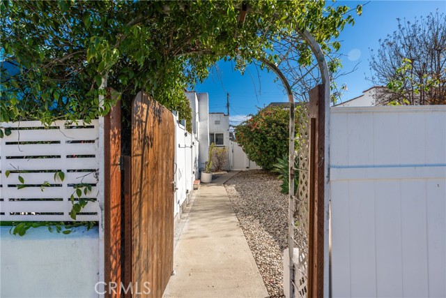 Detail Gallery Image 3 of 40 For 5516 Willowcrest, North Hollywood,  CA 91601 - 3 Beds | 2 Baths