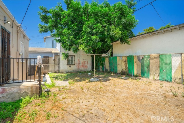 1139 E 68th Street, Los Angeles CA: https://media.crmls.org/medias/1b13af3a-4cef-4dee-ace4-e3f61751de44.jpg