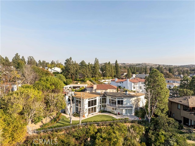2 Inverness Lane, Newport Beach CA: https://media.crmls.org/medias/1b151526-f496-47dc-8ec4-c5e259d6db55.jpg