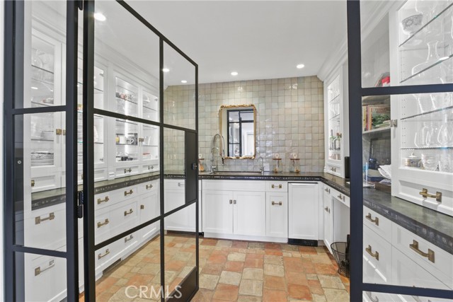 Detail Gallery Image 9 of 45 For 464 Holly, Laguna Beach,  CA 92651 - 4 Beds | 3/1 Baths