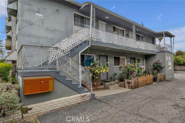6862 Hazeltine Avenue, Van Nuys CA: https://media.crmls.org/medias/1b1797b1-796c-4901-8550-afb4fdf3c4be.jpg