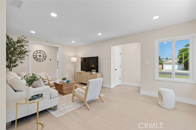 11091 Ranger Drive, Los Alamitos CA: https://media.crmls.org/medias/1b17edf7-c33b-47c3-8fc6-6eb48354b91a.jpg