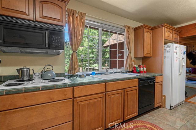 Detail Gallery Image 9 of 18 For 817 Kern Ave, Sugarloaf,  CA 92386 - 2 Beds | 1/1 Baths