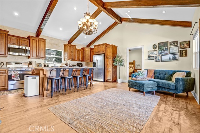 Detail Gallery Image 2 of 17 For 19394 Halsted St, Northridge,  CA 91324 - 2 Beds | 2 Baths