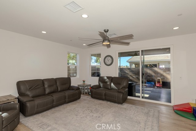 Detail Gallery Image 12 of 64 For 7082 Mallow Drive #2,  Fontana,  CA 92336 - 4 Beds | 3 Baths