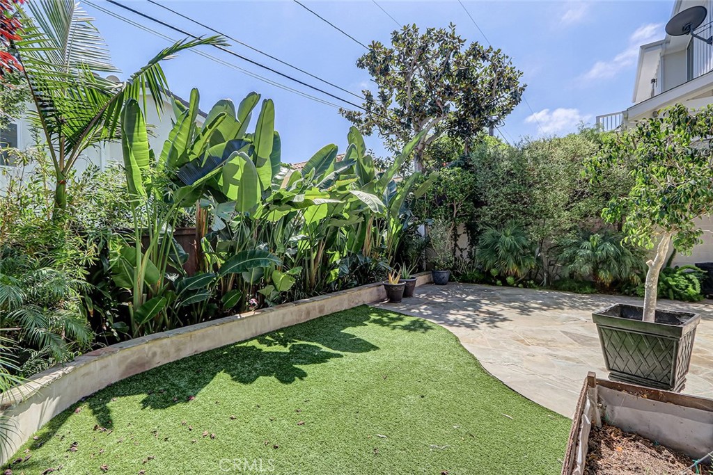 https://media.crmls.org/medias/1b265f05-0047-4d28-9450-c3020f7a0c27.jpg?preset=X-Large