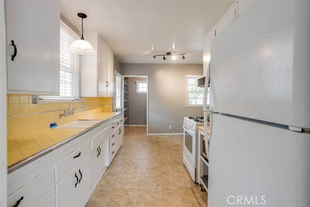 Detail Gallery Image 13 of 35 For 1906 Amber Ln, Burbank,  CA 91504 - 3 Beds | 1 Baths